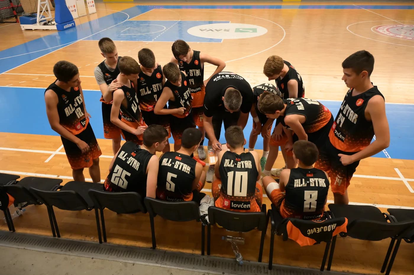 Trener razgovara sa mladim igračima KK All Star tokom treninga