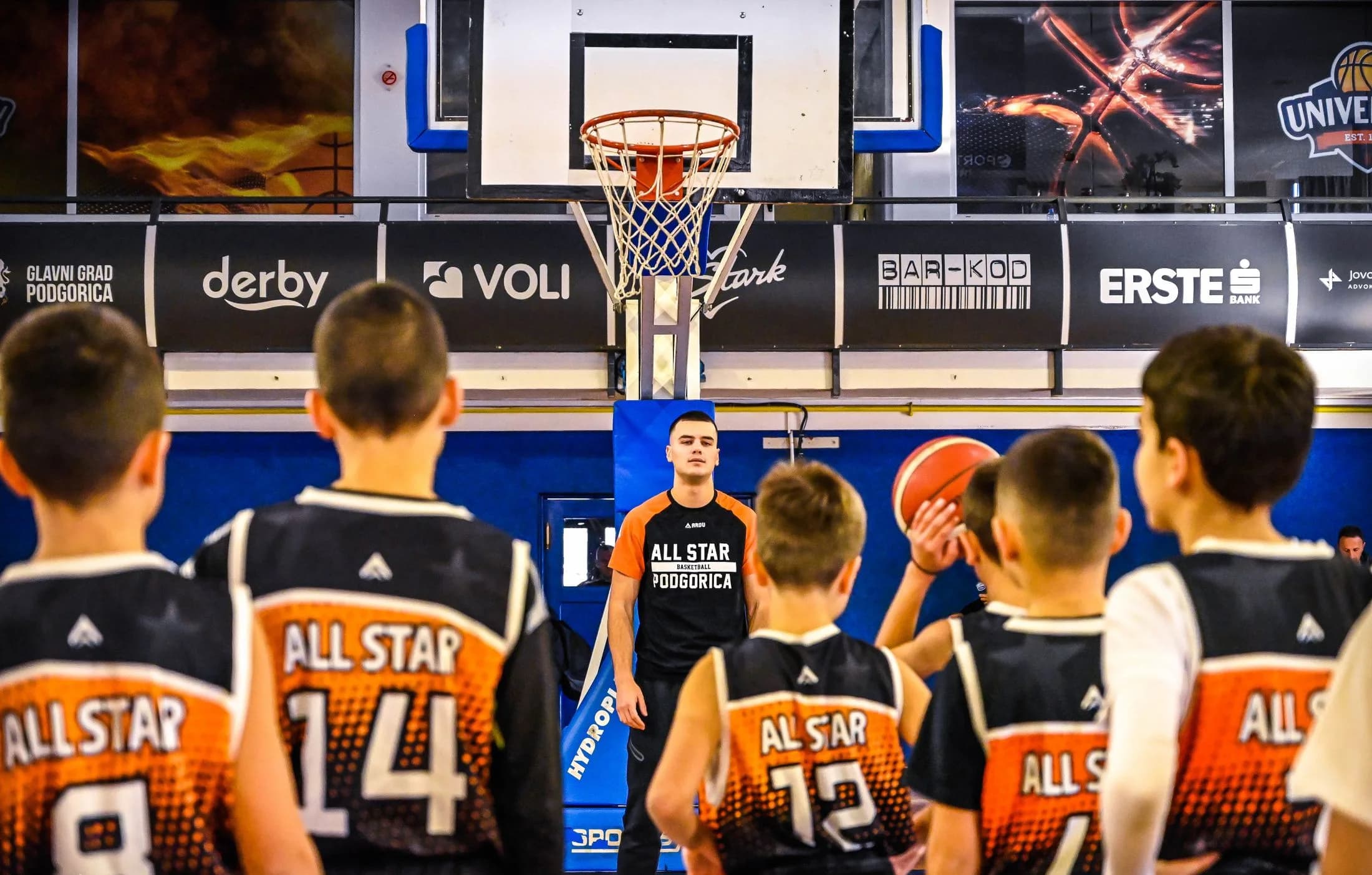 Trener razgovara sa mladim igračima KK All Star tokom treninga
